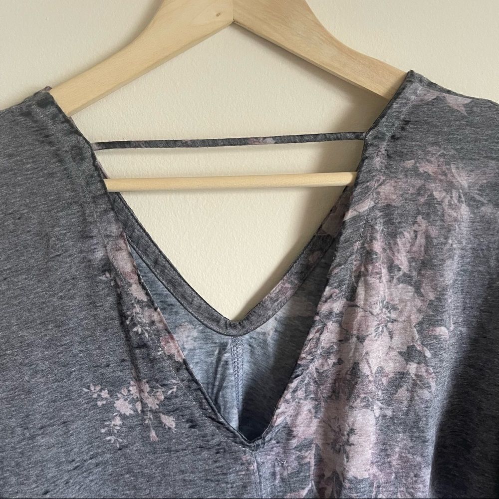 Chaser V Neck Faded Floral Top Open Back Small - Picture 2 of 5